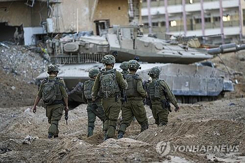 가자지구의 이스라엘 군인들. [AP=연합뉴스]